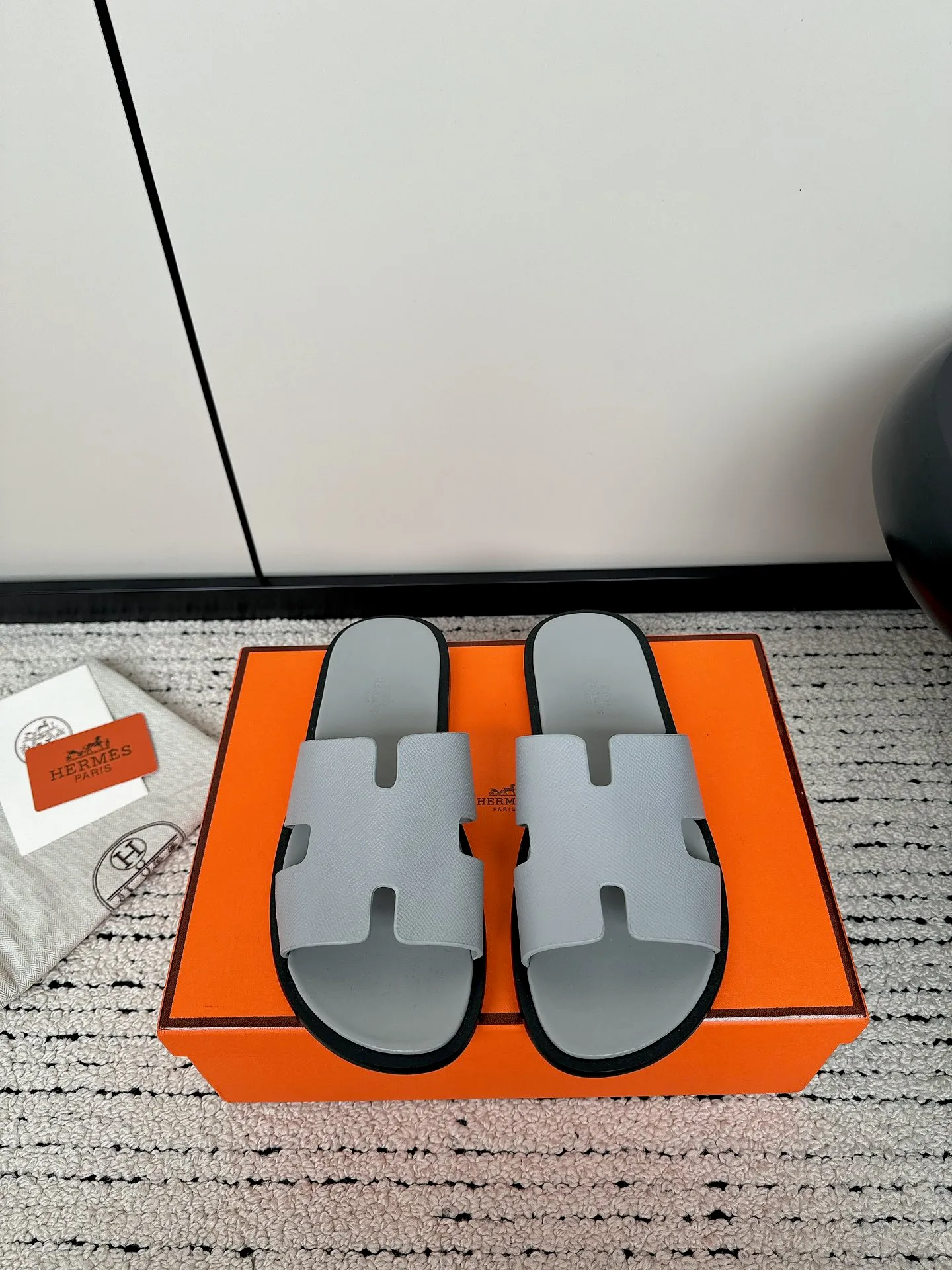 👟👟Ex-factory price 600👟👟 Couple model Hermes Hermès lzmir series Couple model Old uncle shoes Retro Second uncle slippers H slippers Sandals Original purchase and development Made goods Calfskin and suede goatskin sandals, classic "H" shaped upper This shoe is the finishing touch in your wardrobe, fully demonstrating the classic Hermes style. Beautiful packaging at the delivery counter🛍📦 ▪️ Fabric: Original custom imported first-layer cowhide ▪️ Foot pads: Imported cowhide lining ▪️ Sole: Original Italian genuine leather outsole ▪️ Sole thickness: 1CM ▪️ Size: 35-44 (women’s size 40, men’s size 38.45, customized)
